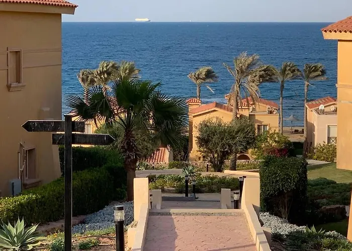 La Vista Topaz Sokhna - Garden With Jacuzzi & Private Entrance, On The Pool & Near The Hébergement de vacances *