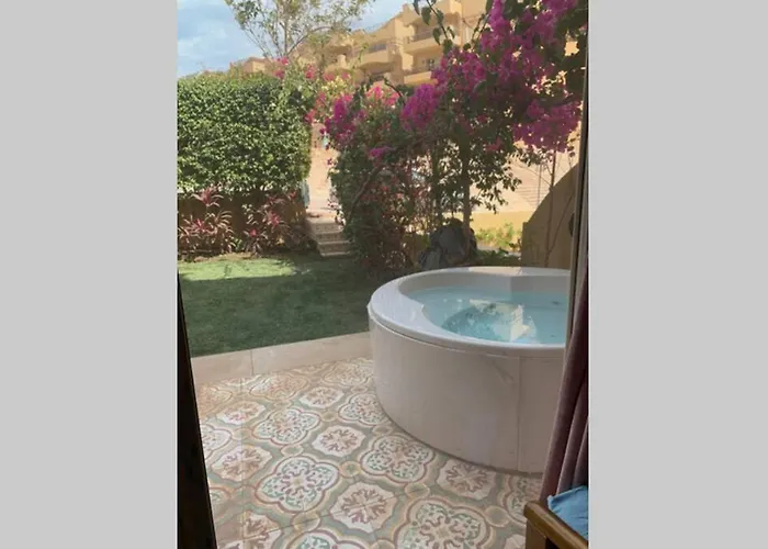 Hébergement de vacances La Vista Topaz Sokhna - Garden With Jacuzzi & Private Entrance, On The Pool & Near The Ain Sukhna